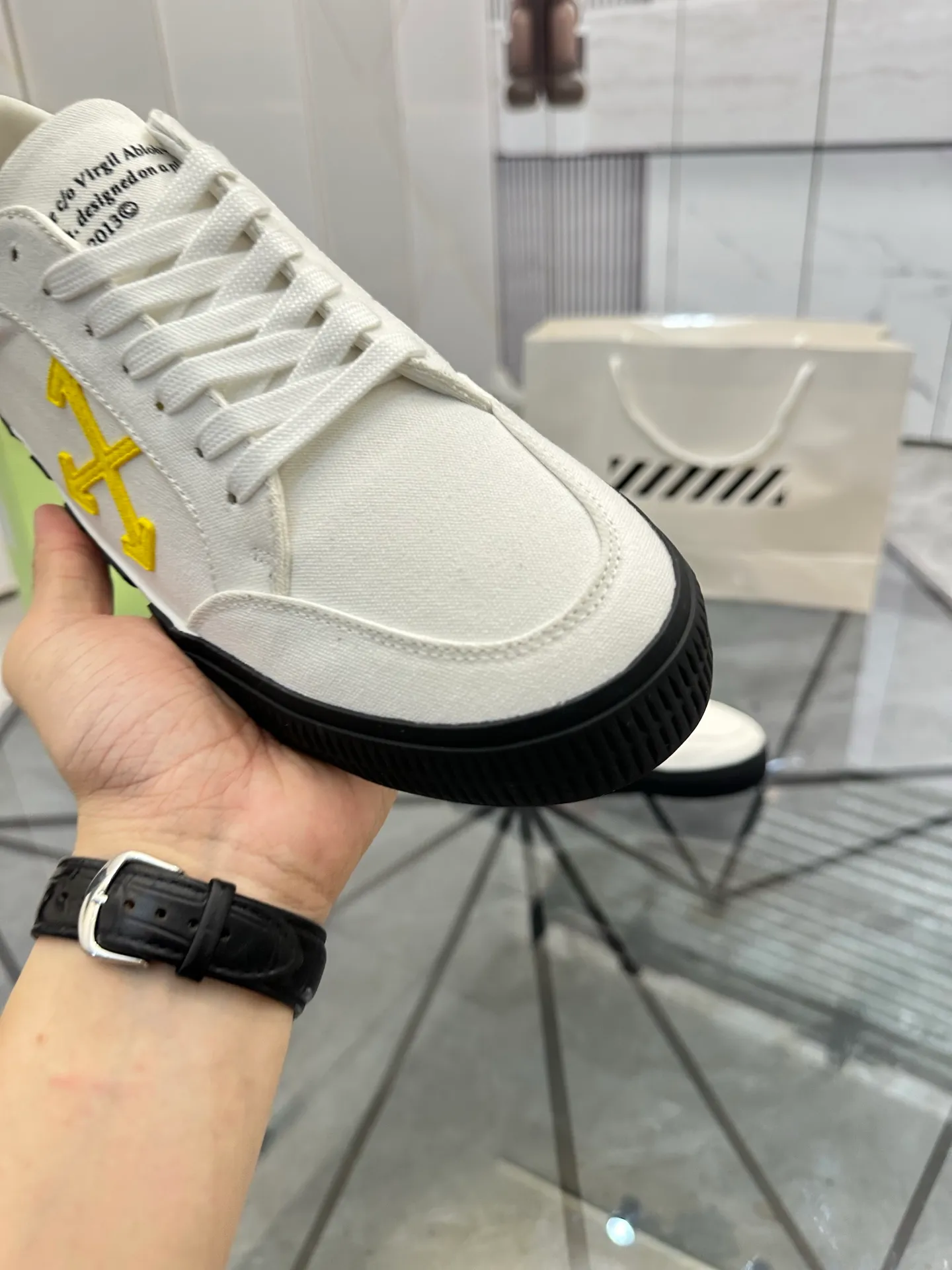 Selling men's shoes 💰: 💰P440¥ Product trademark: OFF WHITE *"OFF WHITE*" low-top casual shoes Regular size: 35-45 (can be customized to 46) Couple style Product materials: Original fabric from the upper counter, breathable lining, original outsole. No.: H203
